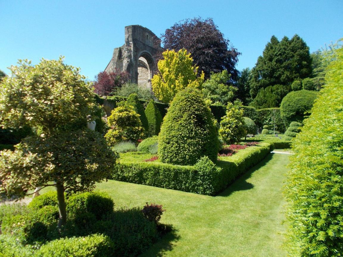 World Famous Abbey House Gardens Casa de hóspedes Malmesbury Exterior foto