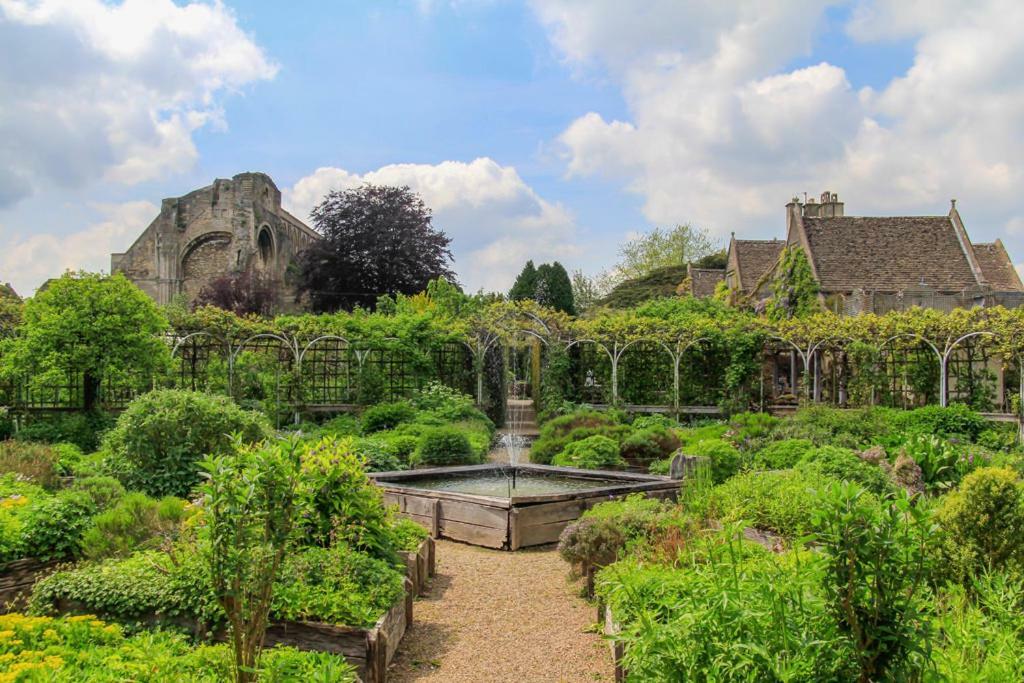 World Famous Abbey House Gardens Casa de hóspedes Malmesbury Exterior foto
